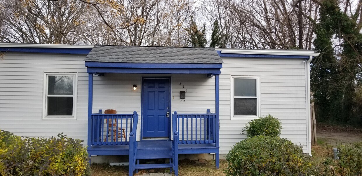 front porch with large backyard - 311 N Crater Rd