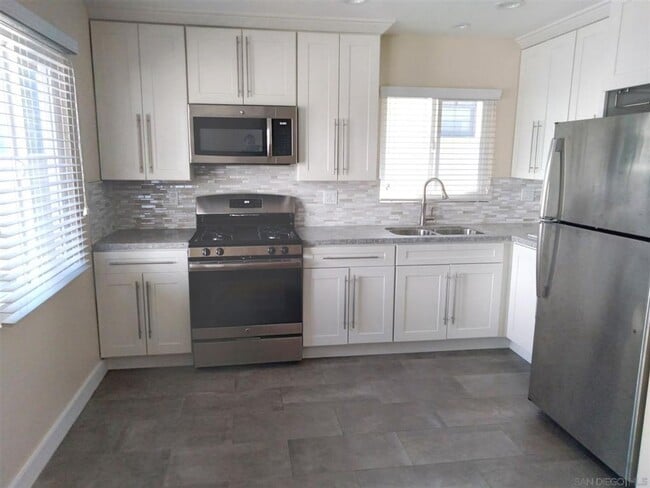 Building Photo - 2 BED 1 BATH Duplex Including 1 Car Garage in KENSINGTON
