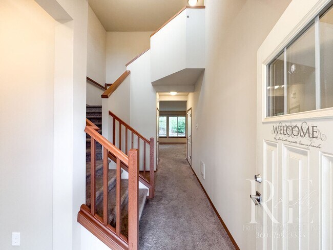 Foto del edificio - Spacious East Bremerton Home with Vaulted ...