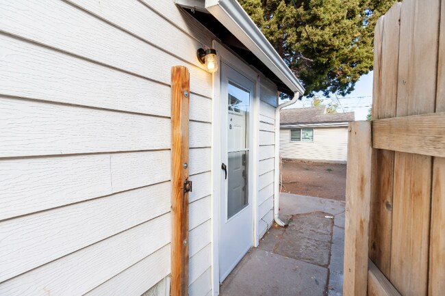 Building Photo - 516 E 6th St