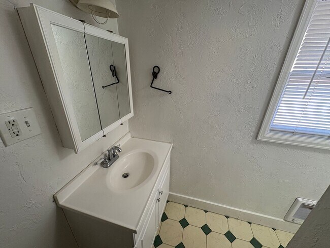 Foto del edificio - COZY 1 BEDROOM, 1 BATH APARTMENT LOCATED I...