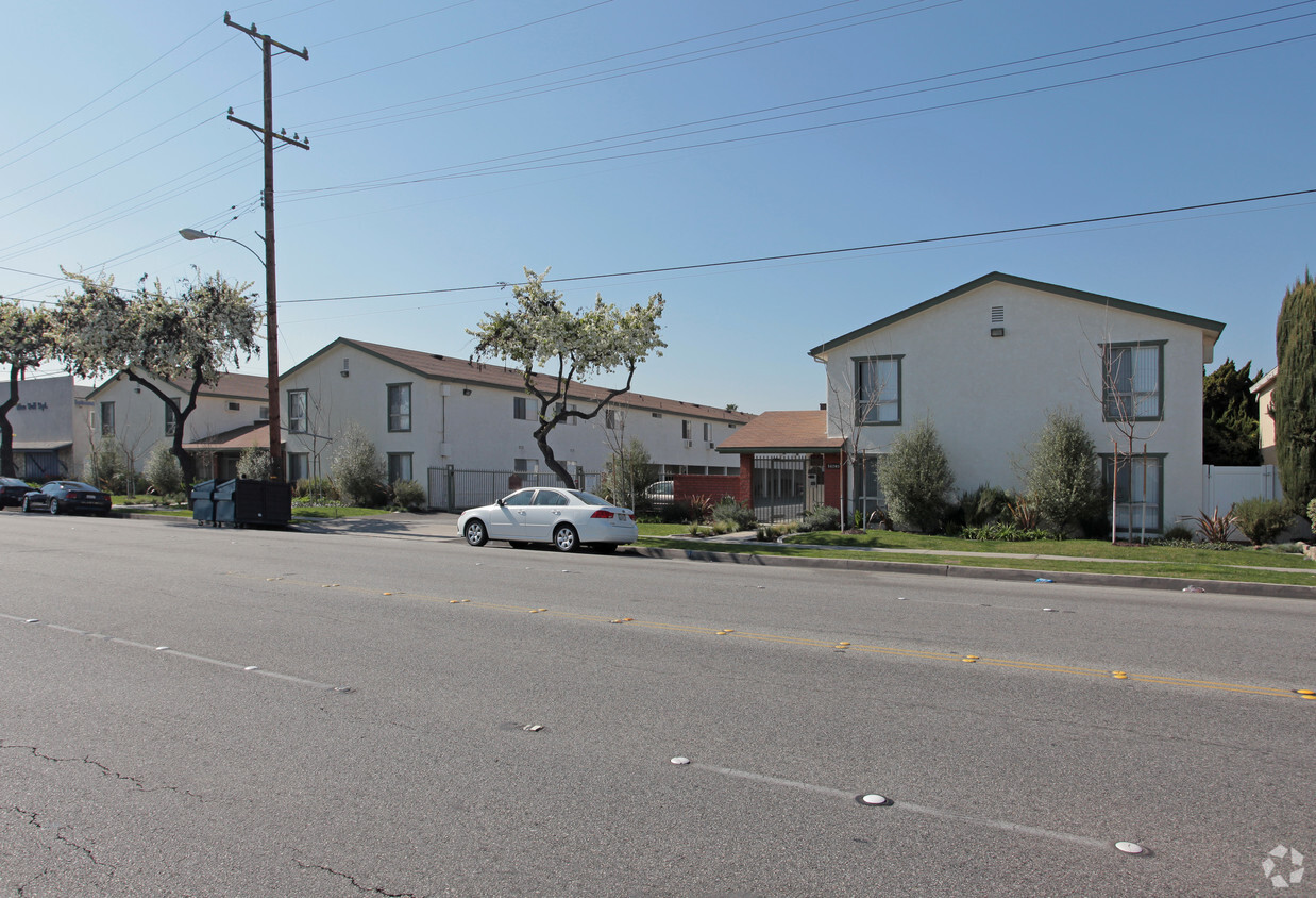 Building Photo - 16205 Woodruff Apartments