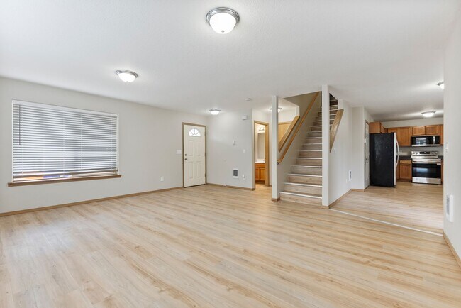 Building Photo - 5Bed/2.5 Bath House available
