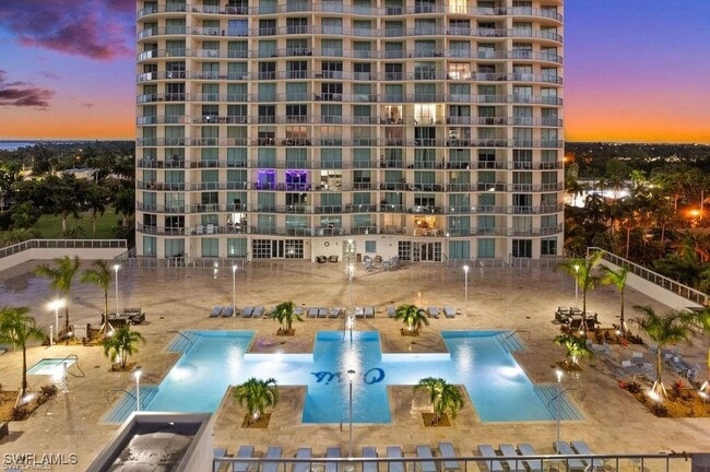Foto del edificio - 3000 Oasis Grand Blvd