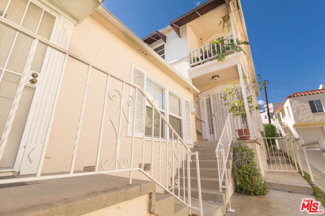 Foto del edificio - 10773 Massachusetts Ave