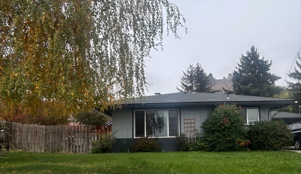 Foto principal - Spacious 3-Bedroom Home in the Foothills o...