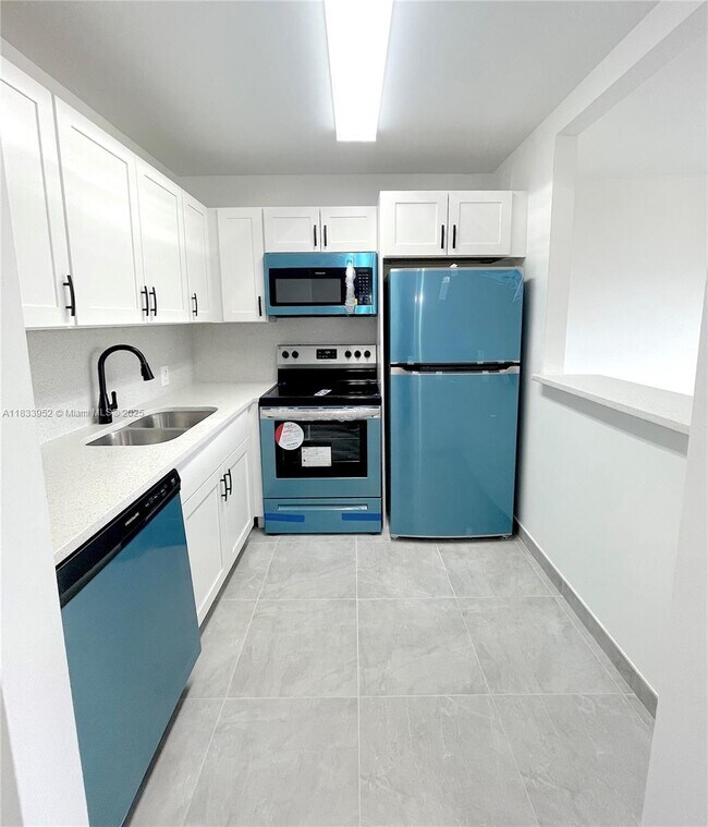 Building Photo - 138 Brighton D