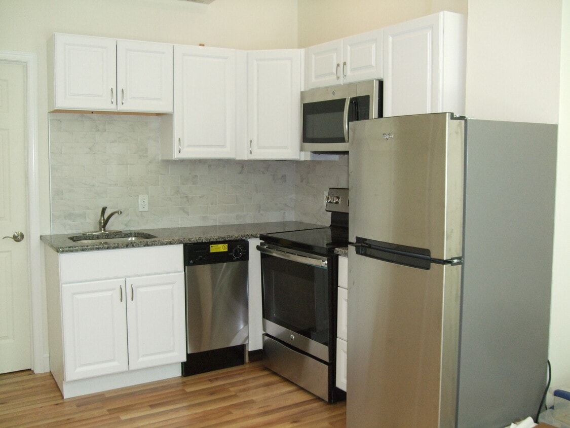 Kitchen - Typical - 747 South 17th Apartments