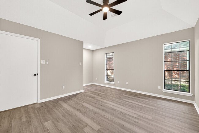 Foto del edificio - 4906 Pleasure Lake Ln