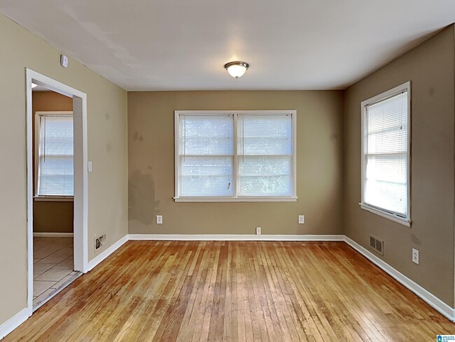 Building Photo - 2612 Wood Dr NE