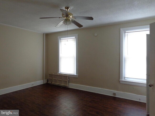 Building Photo - 566 Stanbridge St