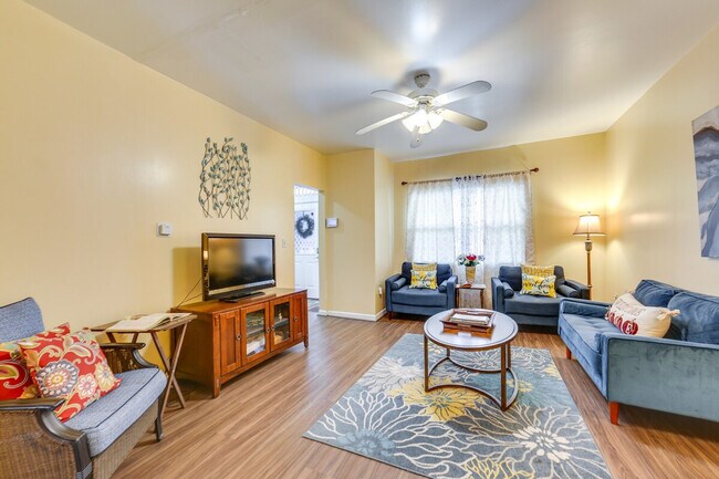 Building Photo - 504 Center St