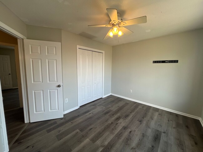 Building Photo - 2 Bed/ 1 Bath- Renovated Duplex Apt W/ Gar...