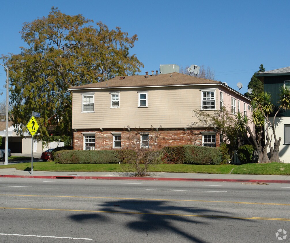 Building Photo - 4800 Rhodes Ave