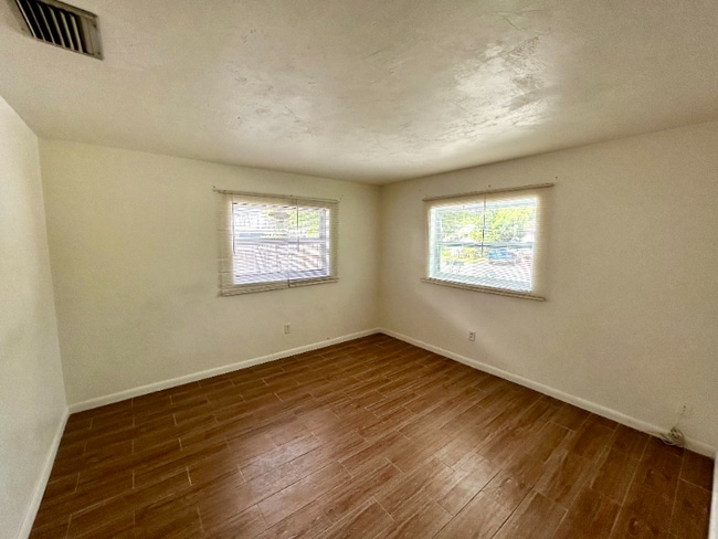 Building Photo - 626 W Mango St