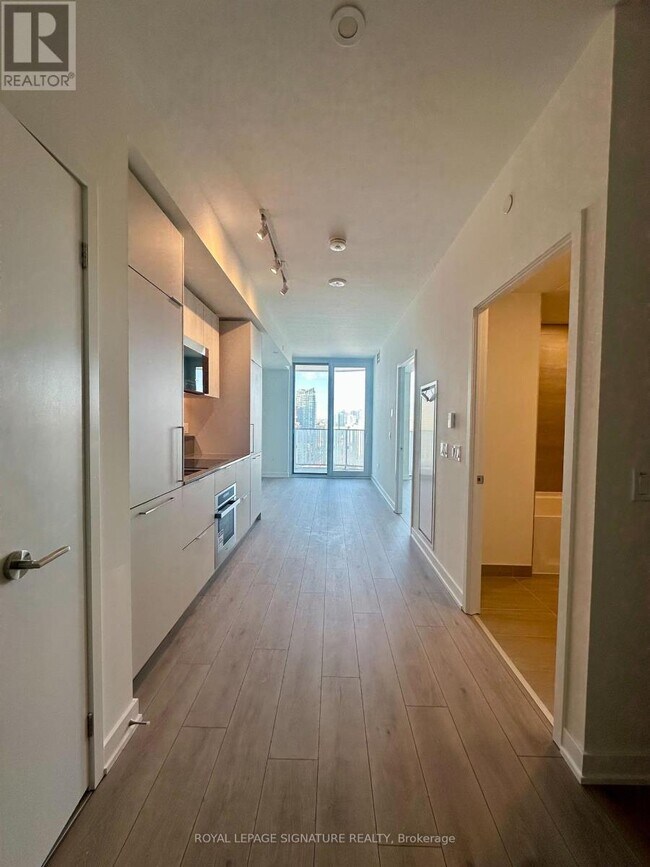 Photo du bâtiment - 1 Fairview Rd E