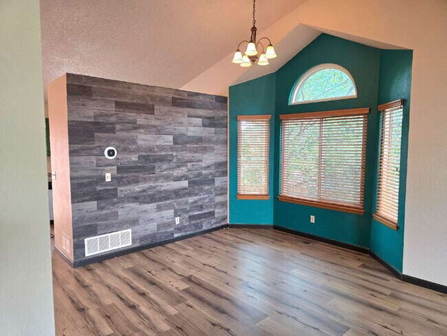 Foto del edificio - "Charming 4-Bedroom Retreat in Castle Rock with 2.5 Baths, Fenced yard, 2 car attached garage - Y...