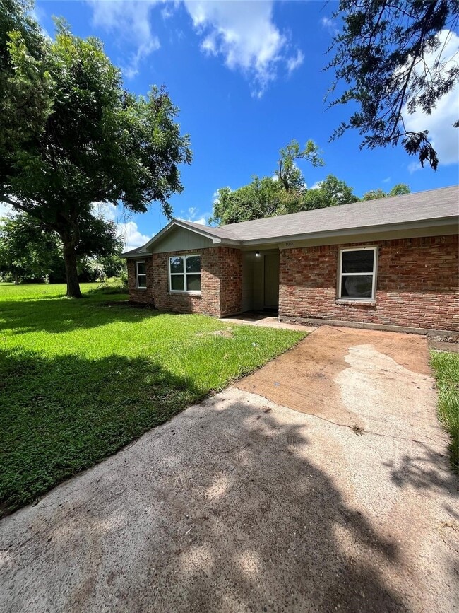 Building Photo - 1001 Mac Dr