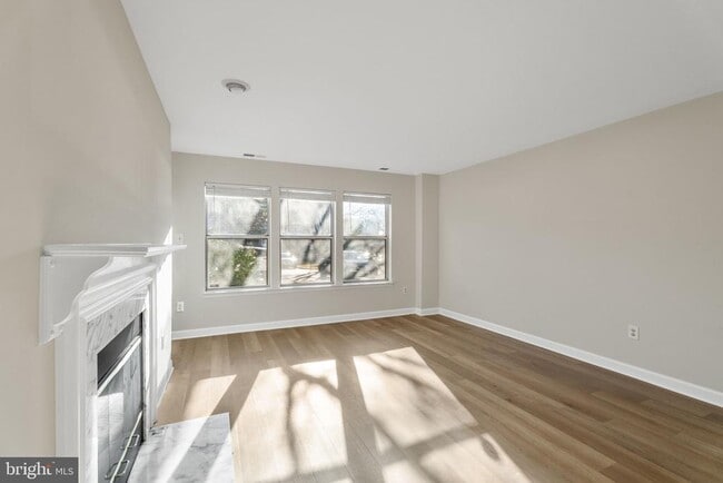 Foto del edificio - 3321 Sir Thomas Dr