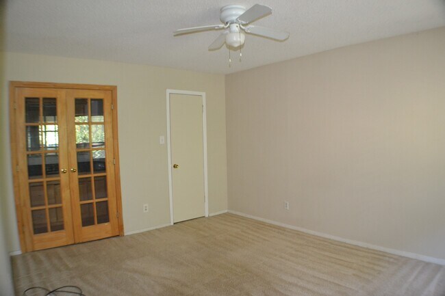 Building Photo - Townhouse for Lease in Dallas