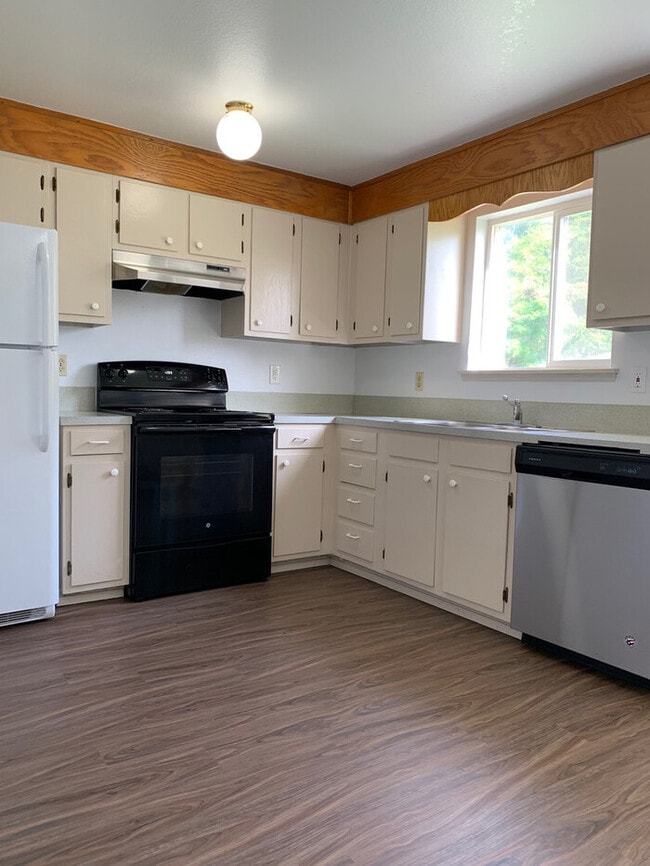 Building Photo - 3 Bedroom Unit, Tacoma Tri-plex. Private Fenced Yard, Lower Level!!