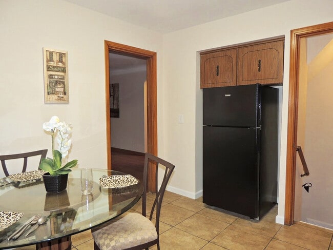 Building Photo - 4 Bedroom - 2 Full Bath Bungalow for Rent!