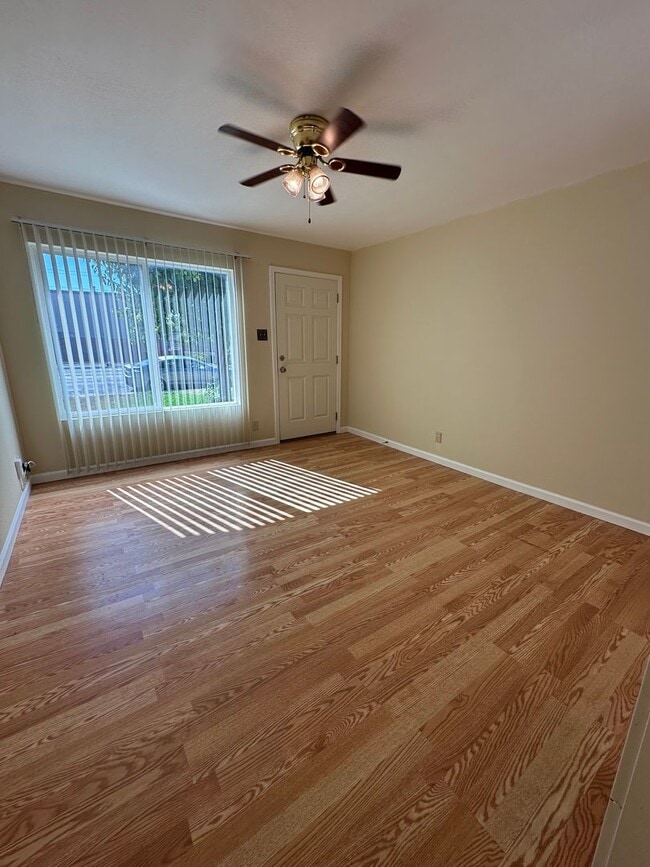 Building Photo - 2 bedroom 1 bathroom duplex Vacaville