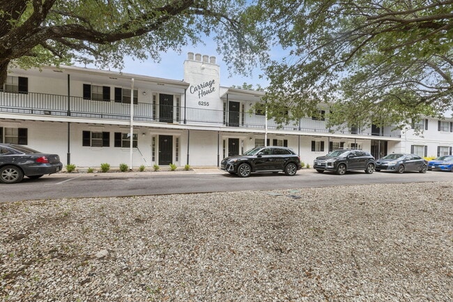 Building Photo - Carriage House
