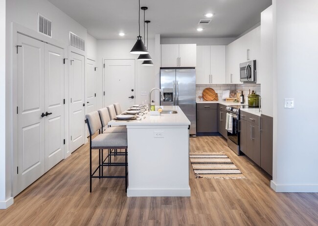 Building Photo - Vista at Summit