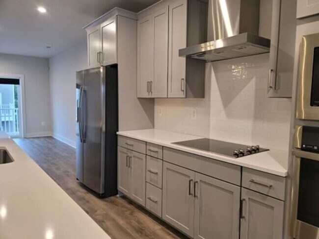 Foto del edificio - Like-New, Built in 2022, Gorgeous 2-story 3-Bedroom, 2.5 Bath Condo, located in the heart of Henr...