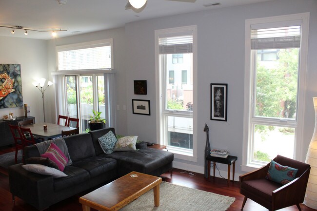 Sala de estar - 1019 Marcy Plaza