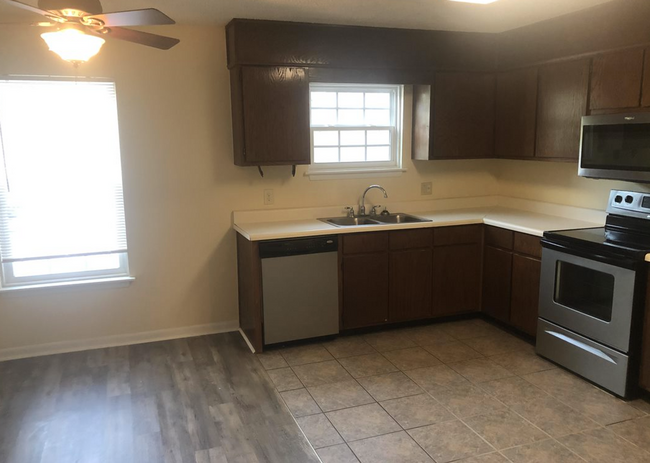 Building Photo - 2 Bedroom Apartment at Lakewood Commons!