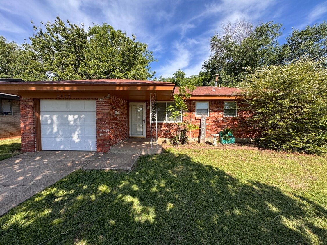 Moore Schools, 3 bed 1.5 bath with fenced yard and new paint1 - Moore Schools, 3 bed 1.5 bath with fenced yard and new paint1