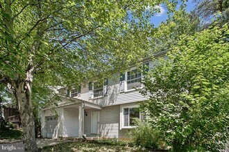 Building Photo - 9404 Mirror Pond Dr