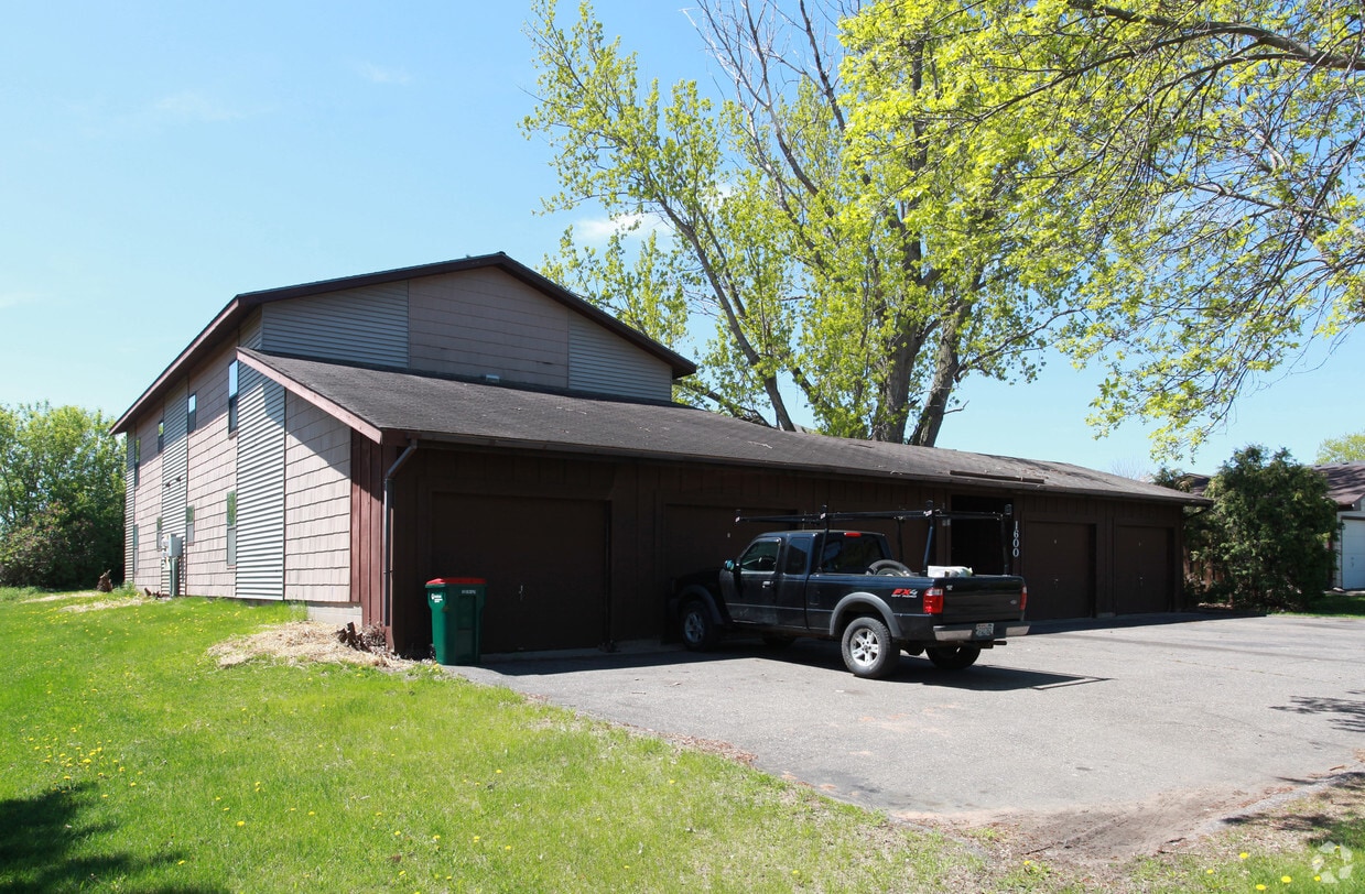 1600 Pinewood Ln, Hudson, WI 54016 Apartments in Hudson, WI