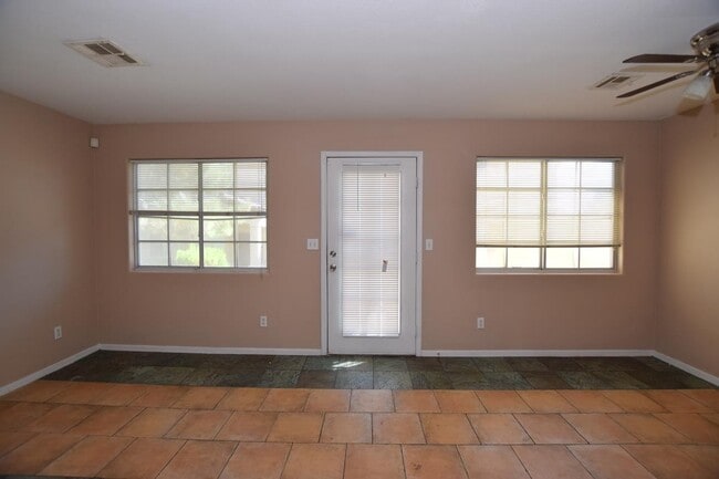 Foto del edificio - Beautiful 3 Bedroom & 2 1/2 Bath Condo.