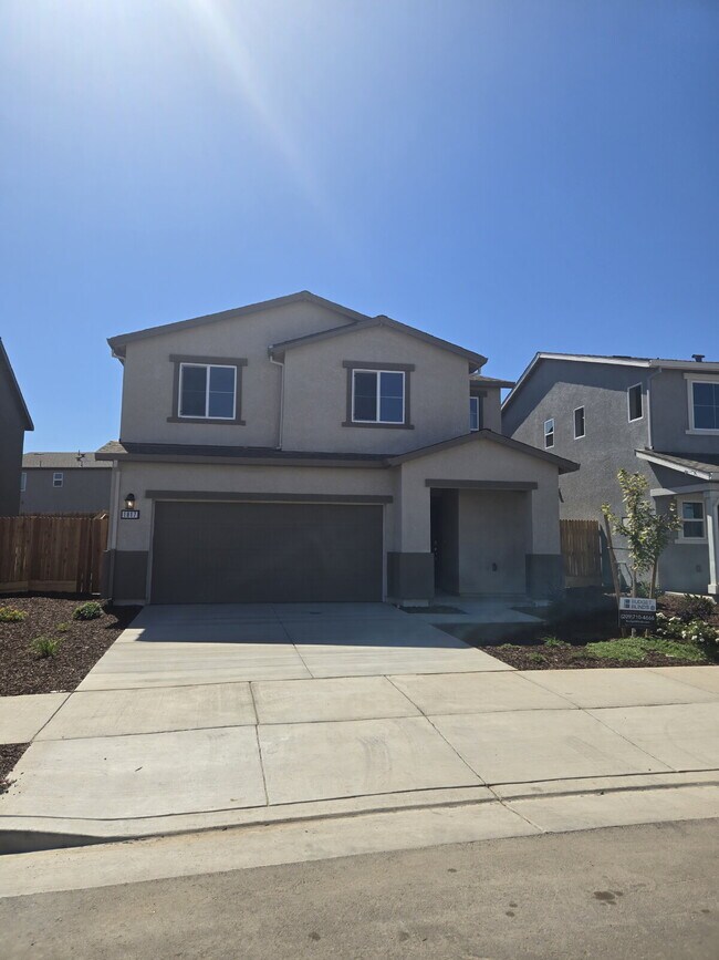 Foto del edificio - Newly Constructed Four Bedroom Home Short Distance to Shopping, Easy Bay Area Commute!