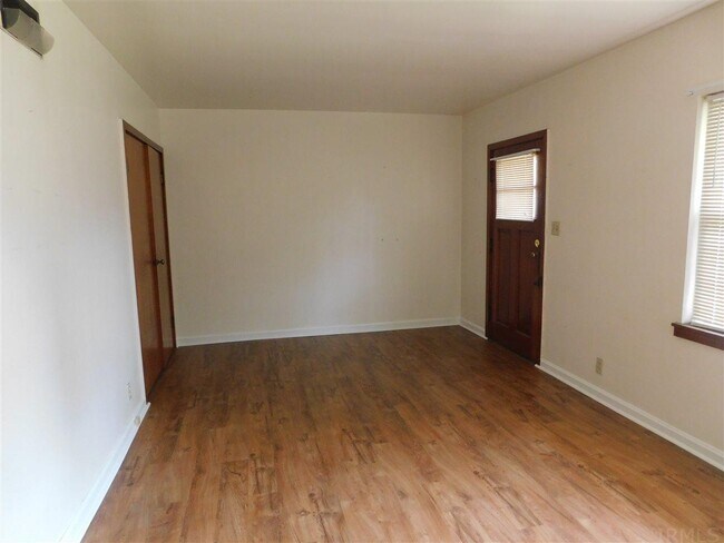 Building Photo - 122 N Willow Rd