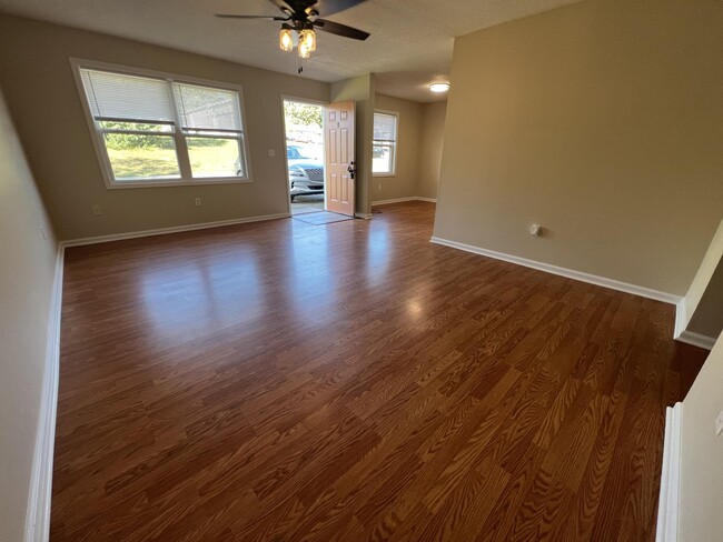 Building Photo - 907 Hillwood Dr