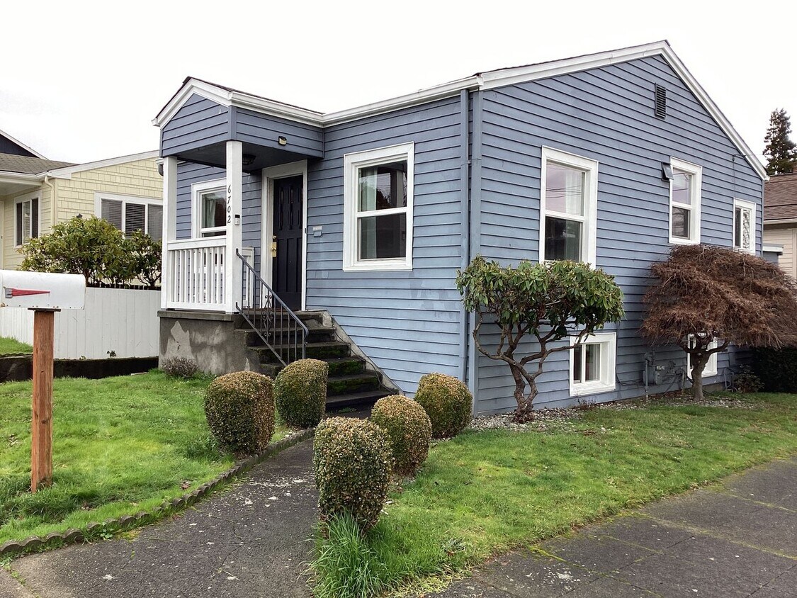 Primary Photo - Cute 3 bedrooms, 2 baths walking distance ...