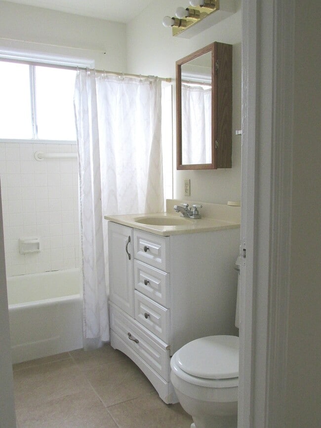 Building Photo - 500 W Vananda Ave