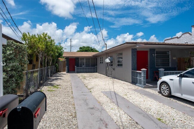 Foto del edificio - 2933 SW 24th Terrace