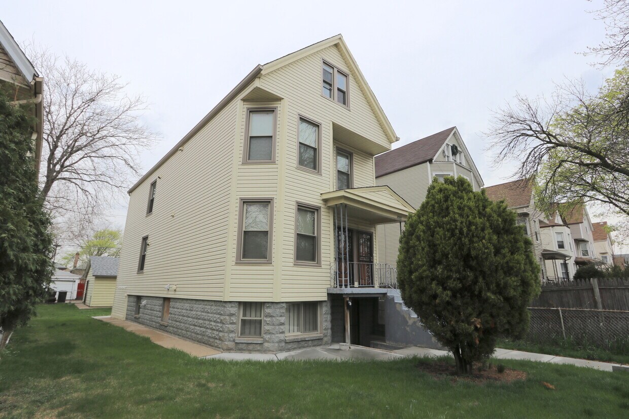 Primary Photo - 2040 N Laramie Ave