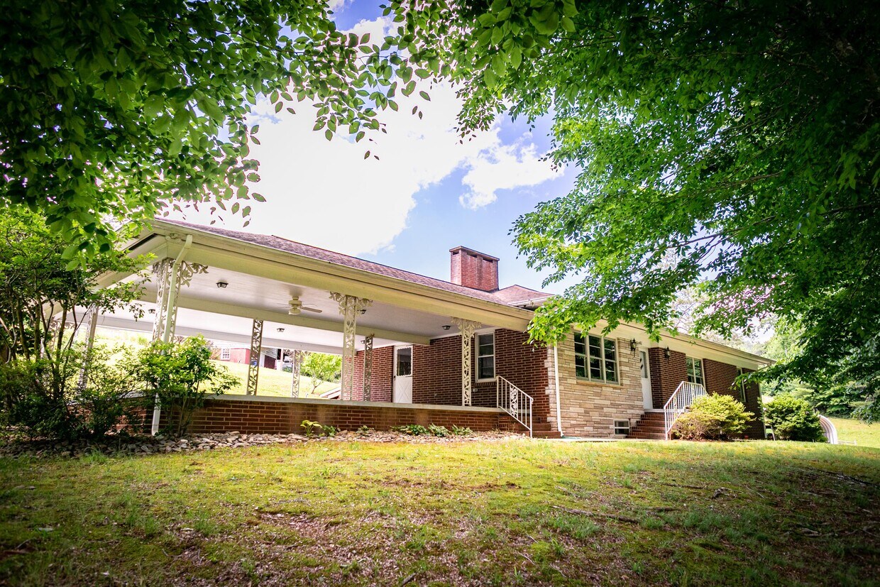 Primary Photo - 241 Roberts Ln
