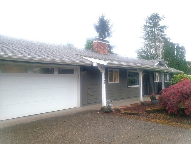 Building Photo - 3 Bedroom One Level House with Large Backyard on Cul de Sac in NE Portland
