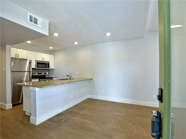 Building Photo - 909 Reinli St