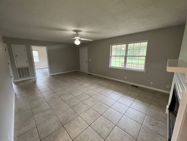 Building Photo - 2 br, 1.5 bath House - 4911 East Compton Rd.