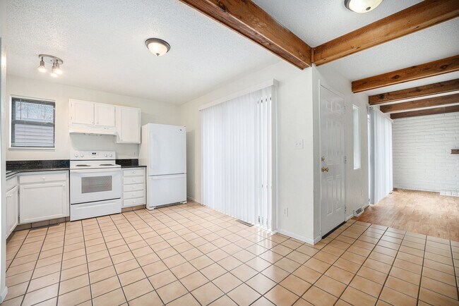 Building Photo - Charming 2 Bedroom 1.5 Bathroom Condo in Southeast Denver available Now!