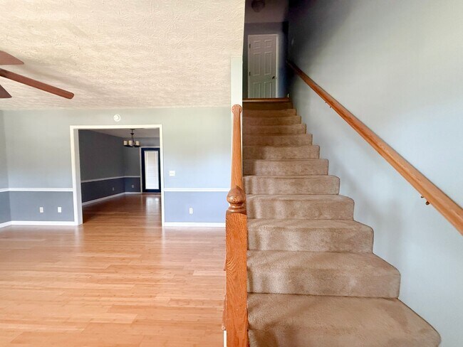 Foto del edificio - Sunroom, 2-Car Garage & Lawn Care Included | Pet-Friendly Cookeville Home