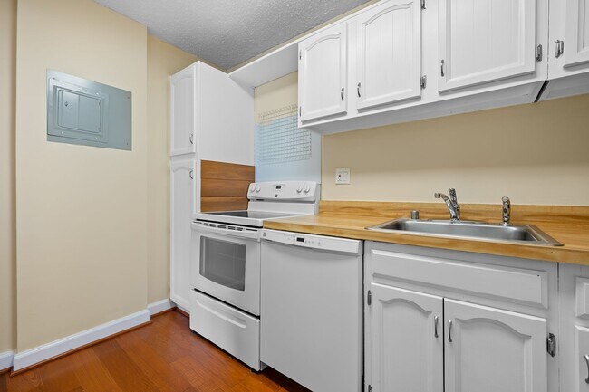 Foto del edificio - Spacious Renovated Dupont Circle Condo Walking Distance to Metro!